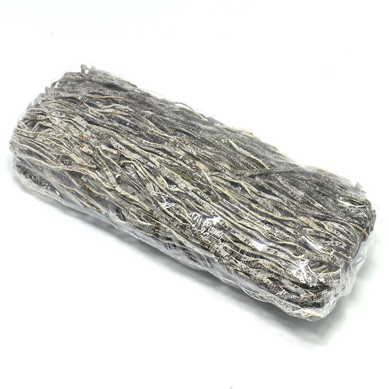 透明塑料袋内装有切段干海带,旁边放置一张放大标签特写,显示产品名称‘即食干海带丝’、净重、产地‘山东青岛’、执行标准及营养成分表,强调信息透明度 干海带包装与标签细节