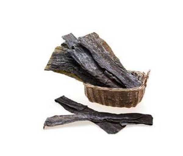 展示超市货架上国产干海带包装袋与进口日本昆布(Kombu)真空包装并列摆放,标签清晰可见,包含中文品名、拉丁学名、产地、营养成分表等信息,背景为厨房操作台 市售干海带与进口昆布包装对比图
