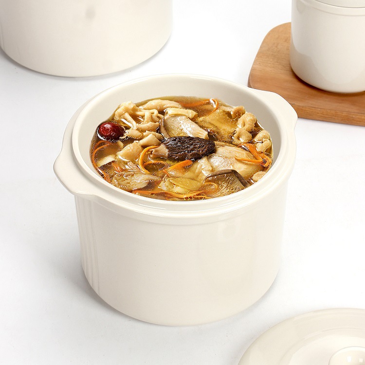 展示炖盅在锅中隔水炖煮的过程,蒸汽缭绕,营造温馨家庭养生氛围 金桔与梨炖冰糖炖煮过程