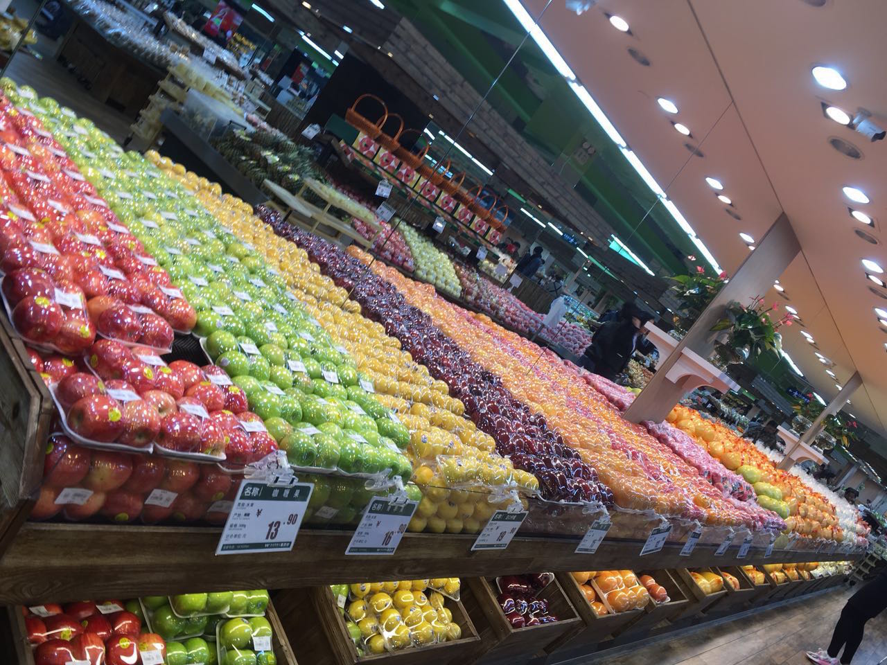 超市水果货架上的脐橙陈列