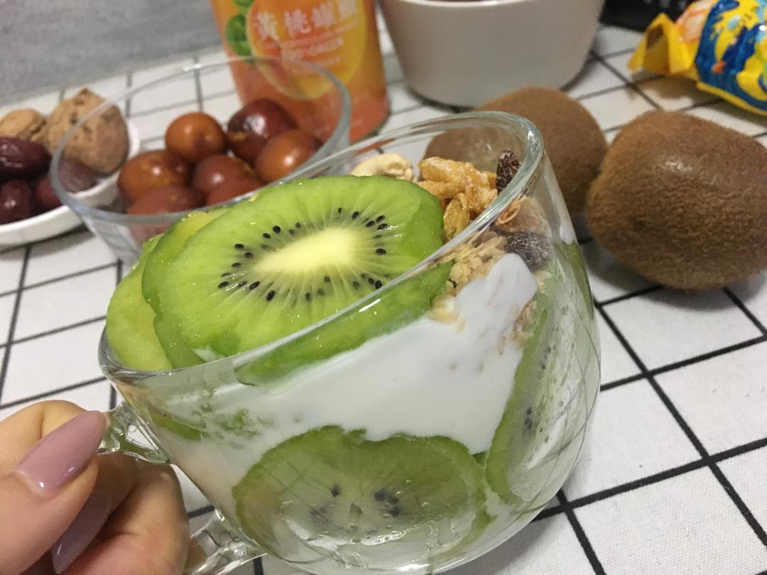 一碗新鲜猕猴桃果昔与酸奶、水果搭配的健康早餐 猕猴桃果昔与酸奶搭配图