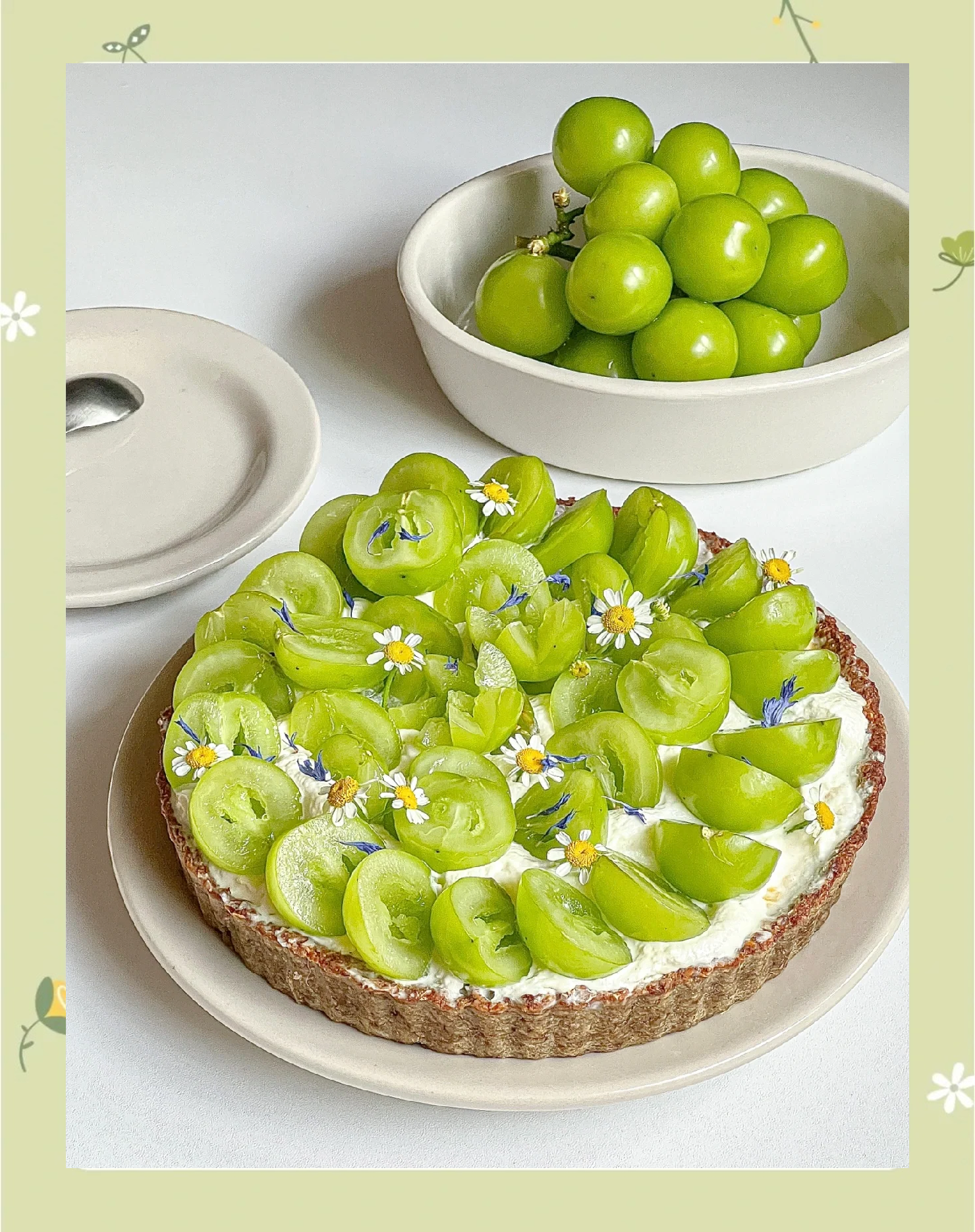 一支刚脱模的青提牛乳雪糕特写,呈淡绿色,表面光滑有光泽,可见细小青提果粒,放置在木质托盘上,背景为绿植与阳光透过窗户的光影,整体风格清新自然 成品青提牛乳雪糕展示