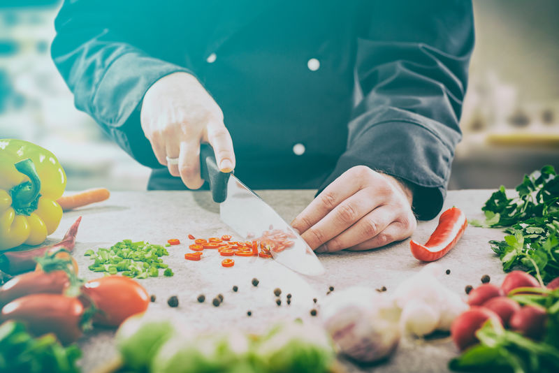 厨房中使用美人椒和小米椒的烹饪场景