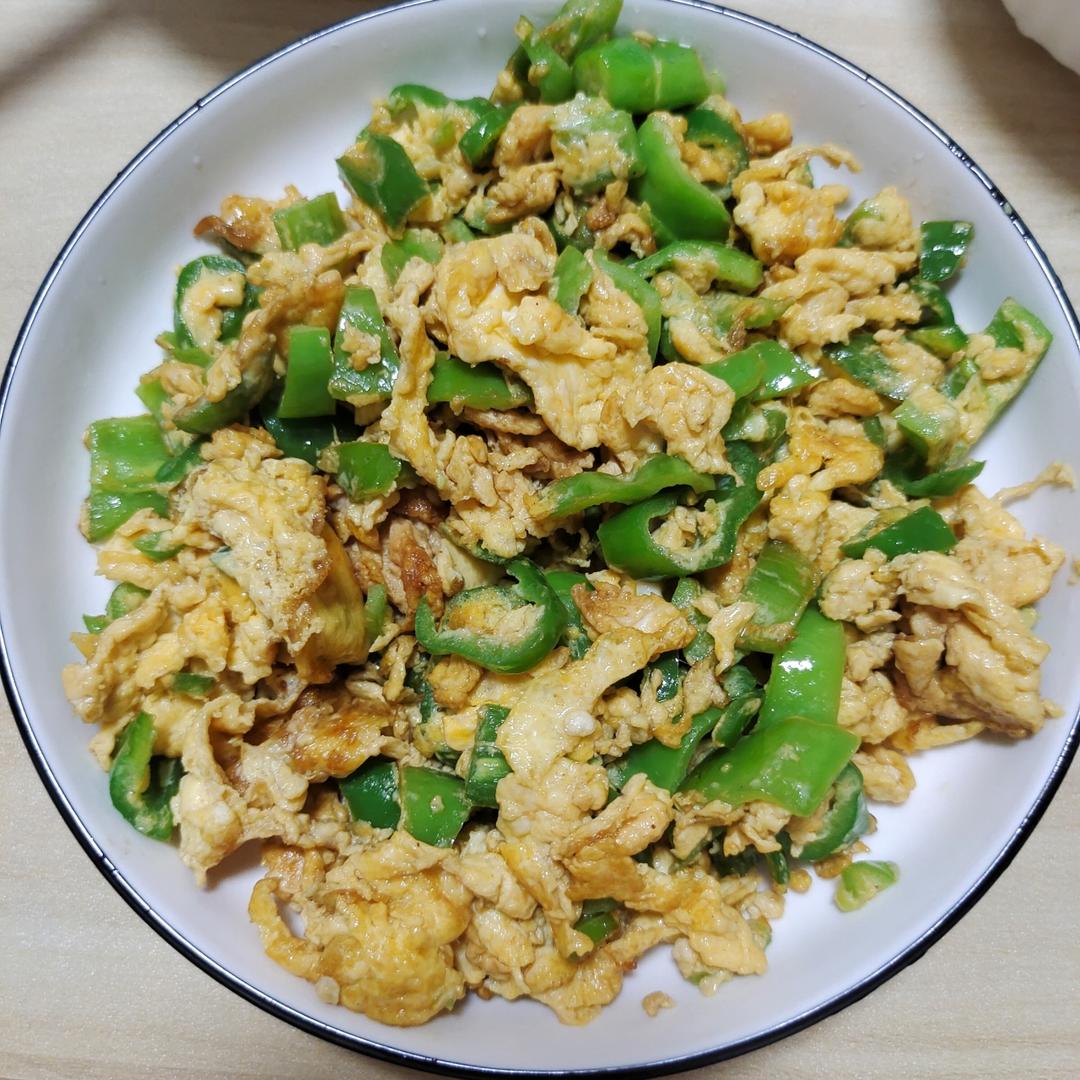 一道色香味俱佳的青椒炒鸡蛋,鸡蛋金黄蓬松,青椒翠绿爽口 青椒炒鸡蛋成品图