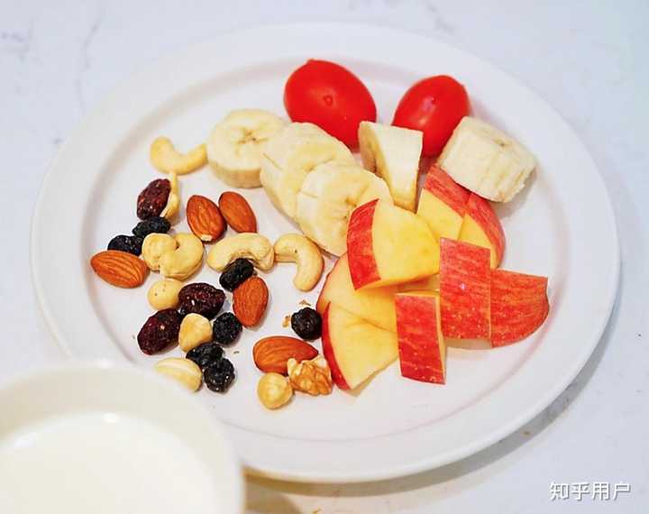 葡萄柚与其他水果组成的健康早餐拼盘