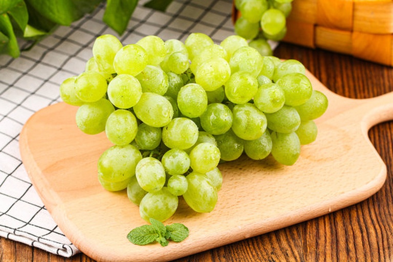 家庭餐桌上的阳光玫瑰享用场景