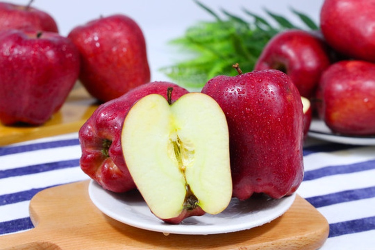 红肉苹果切开特写