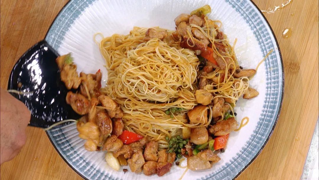 左侧为中式清炖鸡汤,碗边摆放白色粉末状调料(白胡椒);右侧为煎制牛排配黑胡椒酱汁,盘边撒有黑色颗粒(黑胡椒)。背景为厨房操作台,突出不同料理风格中的使用场景 中式炖汤与西式牛排调味对比图