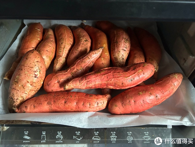 商薯19在烤箱中烘烤的场景