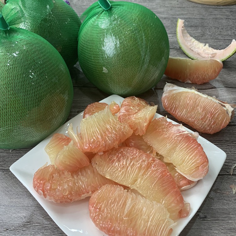柚子果肉特写,展示其晶莹剔透的果粒和丰富的汁液,突出其天然健康属性 柚子果肉特写