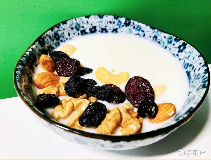 海南青枣与坚果、酸奶、燕麦片搭配,形成一道营养均衡的健康早餐或下午茶 海南青枣与健康饮食搭配