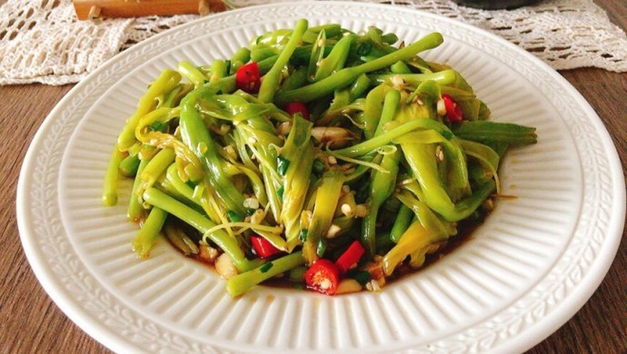 高清俯拍:青翠空心菜茎段笔直饱满、叶片舒展油亮,点缀鲜红小米椒片与金黄蒜粒,盘底无水渍,热气氤氲,芝麻油光泽均匀覆盖菜身,呈现‘亮、脆、香、辣’四重质感 小米椒炒空心菜成品特写
