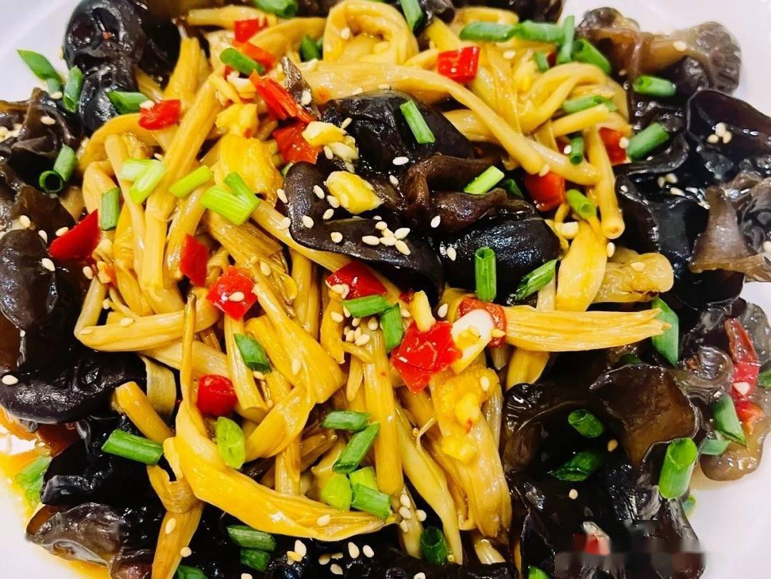 一碗精致的凉拌松花菜,花球呈乳白色,点缀红色小米辣圈、绿色香菜段,表面泛着香油光泽,旁边配有柠檬片和竹筷,呈现清新夏日风格 凉拌松花菜摆盘近景