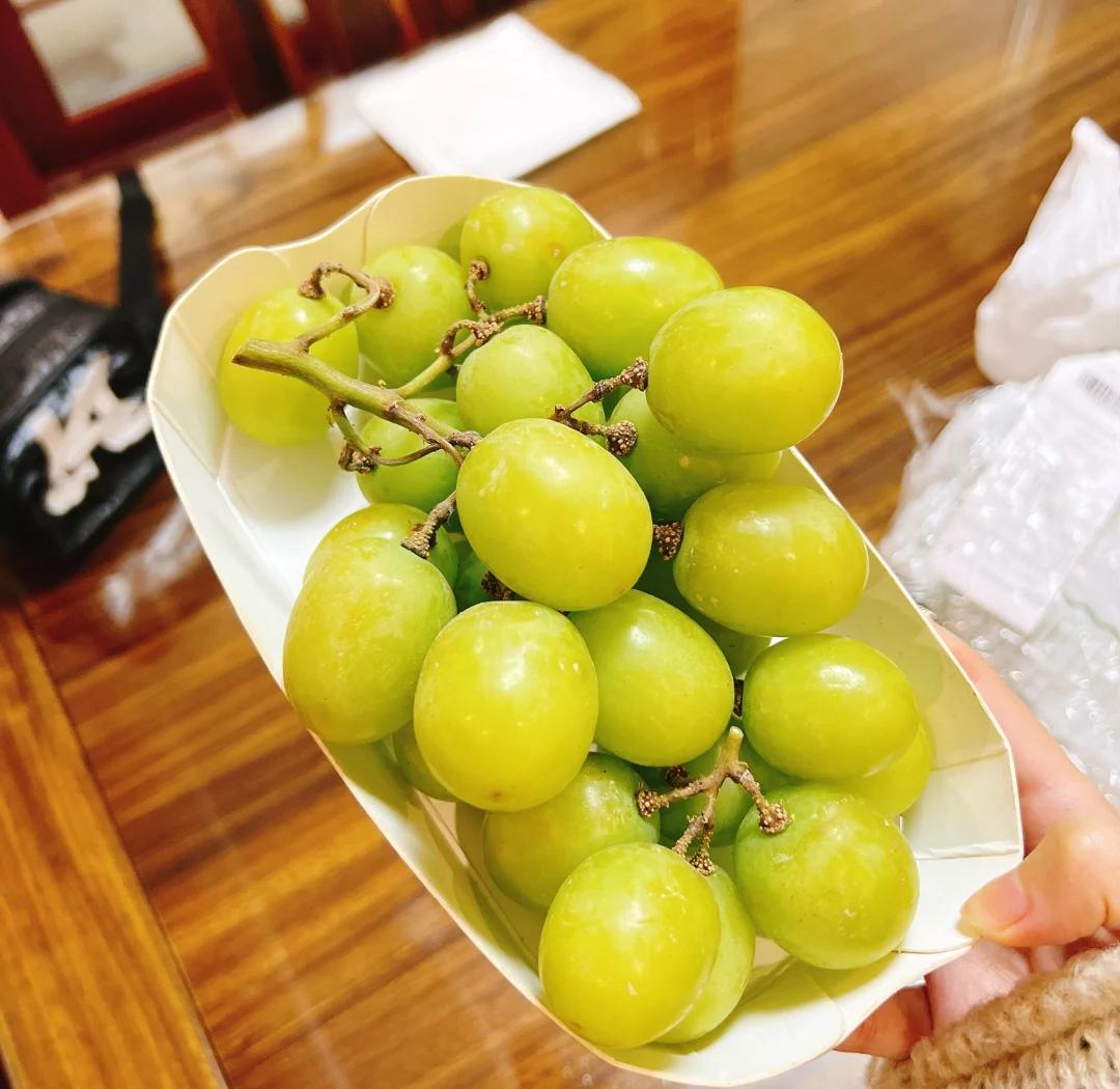 家庭餐桌上的冬季葡萄拼盘