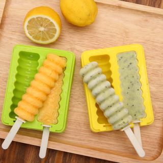 西瓜红果汁制作的冰棒与果冻成品展示图