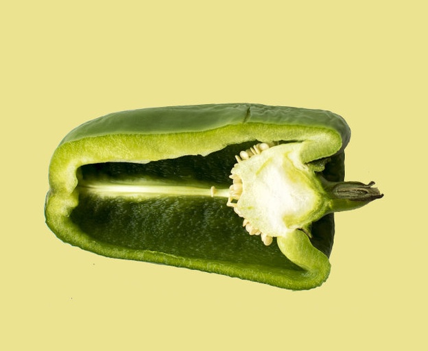 圆菜椒切开展示内部结构