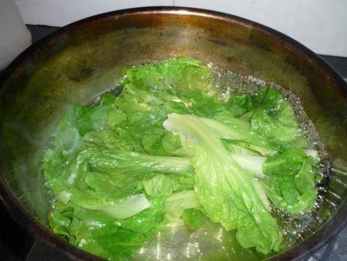 新鲜生菜被切成细段,在沸水中焯烫后立即放入冰水中冷却,保持翠绿色泽和脆嫩口感 生菜焯水后过凉水