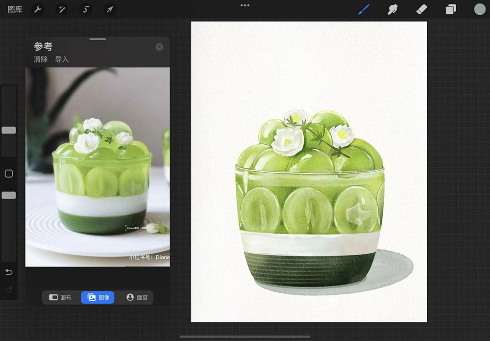 青提果冻成品展示,透明果冻中嵌入整颗青提,色泽晶莹剔透,摆放在果冻模具中 青提果冻成品展示