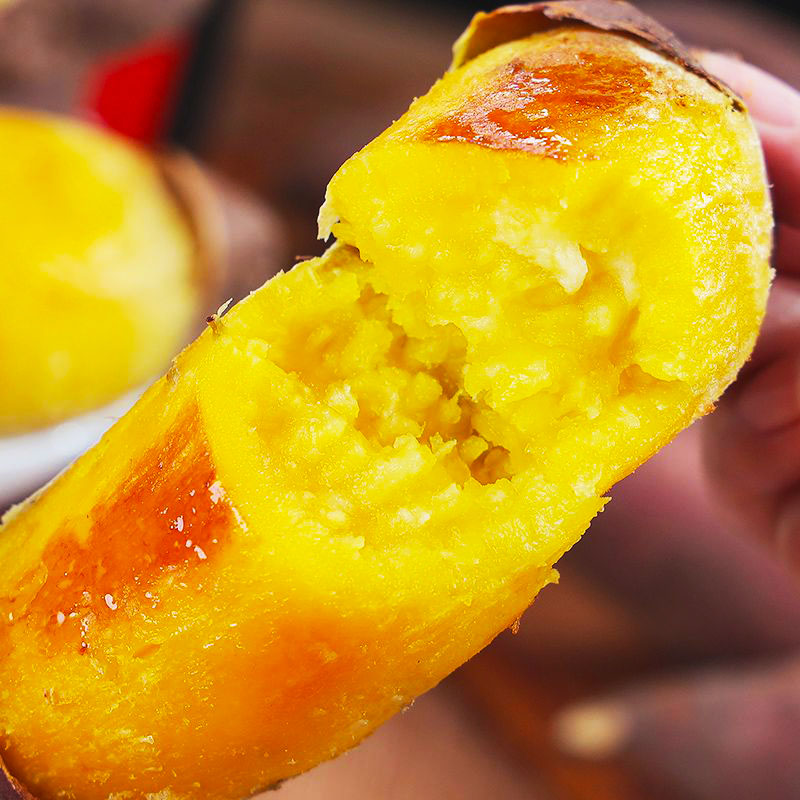 烤红薯切开后流蜜的特写