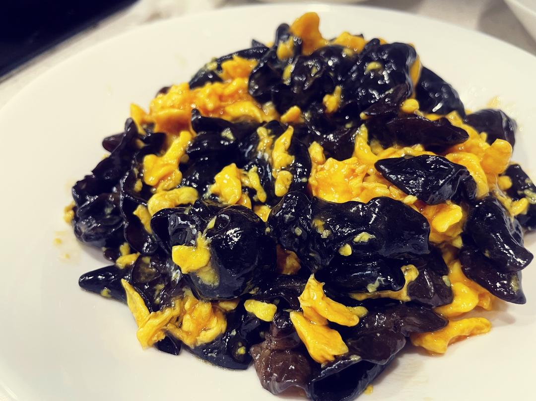 耳丁炒鸡蛋成品特写