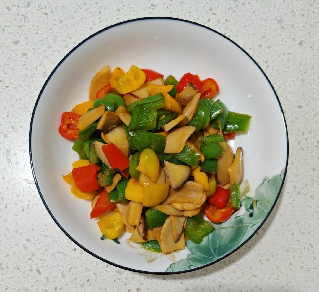 烹饪实拍:粉红平菇清炒彩椒——体现最佳食用方式。菌片保持柔粉色未褪,彩椒脆嫩,佐料极简(仅蒜末、橄榄油、海盐),凸显食材本味与天然色素稳定性 粉红平菇清炒配彩椒成品图,粉红菌片与橙红彩椒块分明,油亮不腻,撒少量白芝麻,盛于青瓷浅盘中