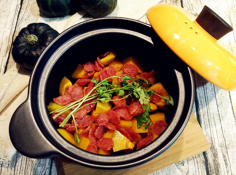 手工灌制南瓜肠过程特写