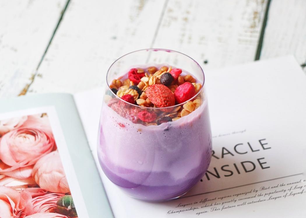 成品羽衣甘蓝火龙果果昔装杯展示