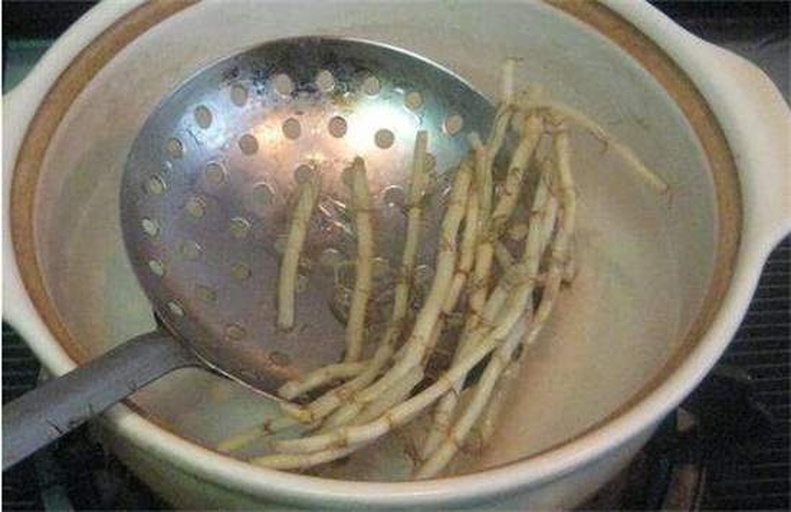 松茸焯水冷冻前的焯水处理过程