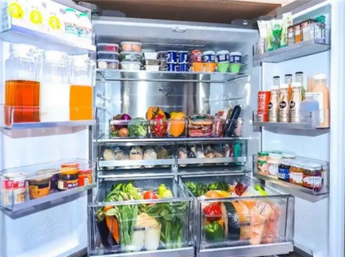 现代简约风厨房冰箱旁,原木色料理台上整齐摆放3个同系列保鲜盒:左侧标‘已启封·7日内’,中为‘未启封·15日’,右侧为‘速冻备用·-18℃’;盒盖边缘印有清晰刻度线与温度图标;旁边放置干湿度计(显示RH 45%)及食品级吸水纸卷;背景虚化处可见冰箱冷藏室抽屉标签‘人参专用区·恒温4℃’ 家庭厨房中保鲜参与配套保鲜盒的规范收纳场景