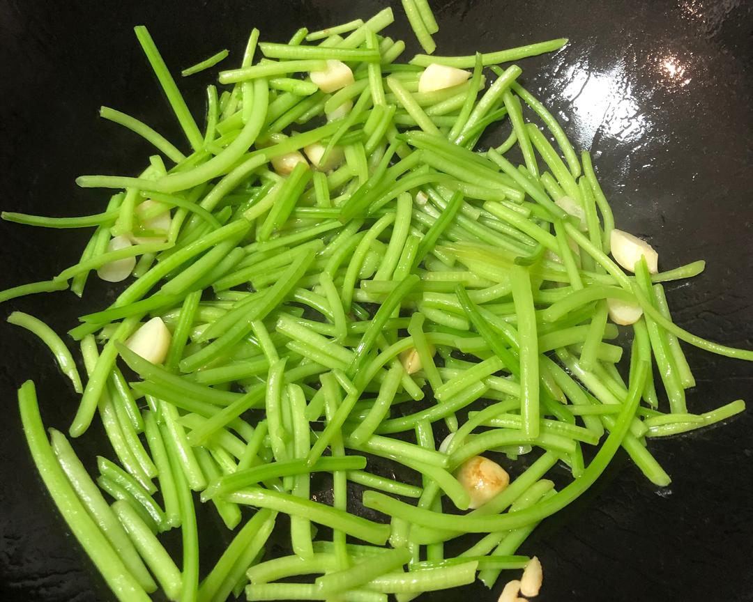 分步实拍:左上为焯水后沥干的翠绿蒜苔段与浸水莴笋片;右中为130℃热油锅中翻炒特写(油膜均匀包裹食材,无焦糊点);左下为出锅前淋酱油瞬间的琥珀色酱汁裹附效果;背景为红外测温枪显示油温132℃,体现精准控温 蒜苔莴笋科学炒制过程图