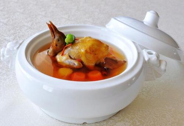 粉葛乌鸡汤炖煮过程