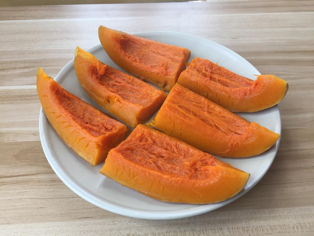 展示南瓜榨汁的搅拌与过滤过程,操作台整洁,南瓜汁细腻 南瓜榨汁操作过程展示