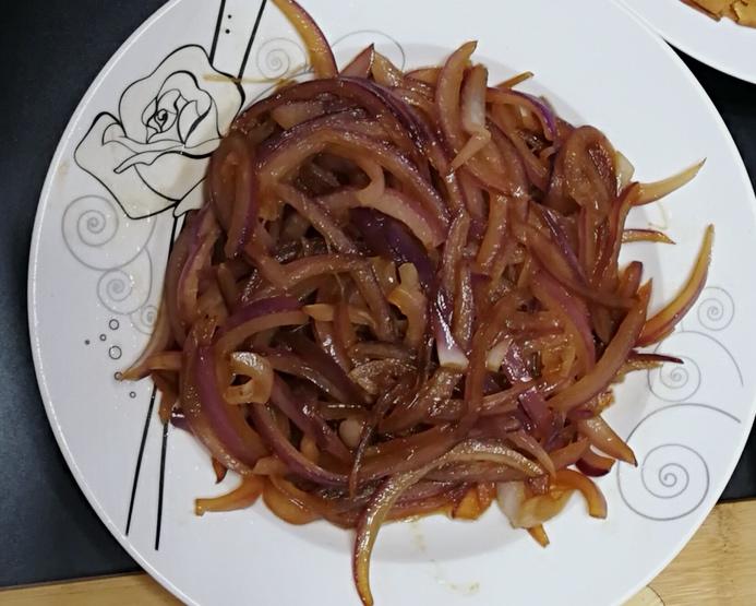 高清美食图:极致呈现焦糖洋葱的视觉诱惑力——透光性、光泽度、卷曲弧度、调味点缀,营造食欲感,突出‘不焯水却更高级’的核心卖点 成品琥珀洋葱特写:晶莹剔透的洋葱片堆叠成小山,表面泛着油润光泽,部分边缘呈现深琥珀色卷曲,撒少许海盐结晶与现磨黑胡椒粒,背景为粗陶浅盘