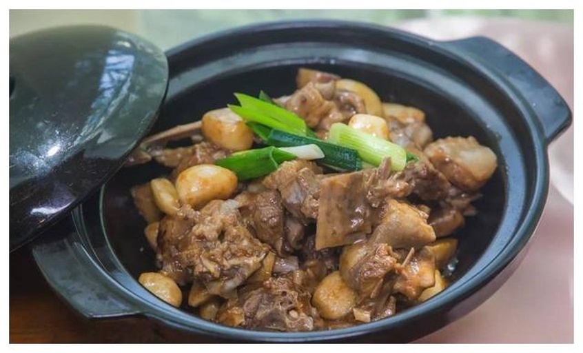 沙姜鸡是一道典型的使用沙姜作为主要调味料的菜品,突出其香气浓郁、口感独特的特点 沙姜鸡成品图