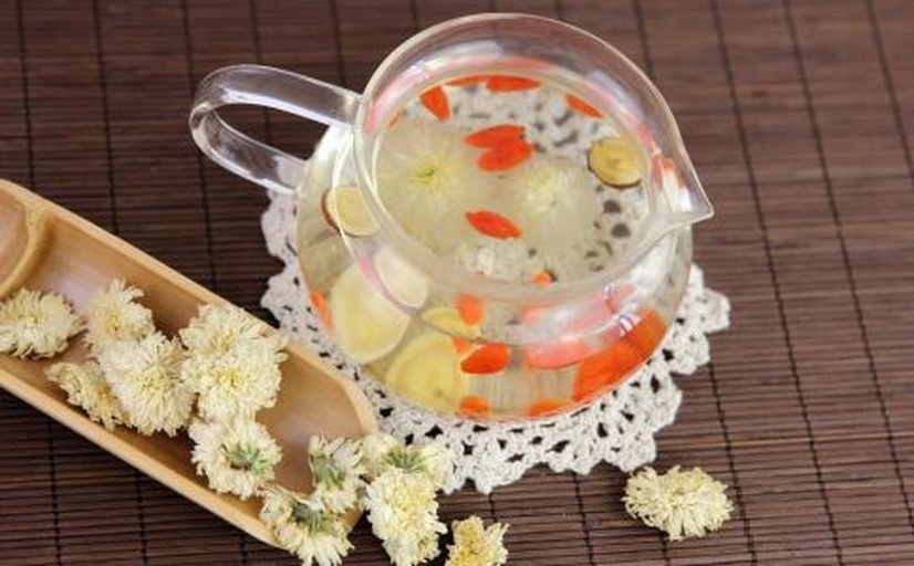 野菊花与枸杞搭配泡茶,展示健康养生的茶饮组合 野菊花与枸杞搭配泡茶图