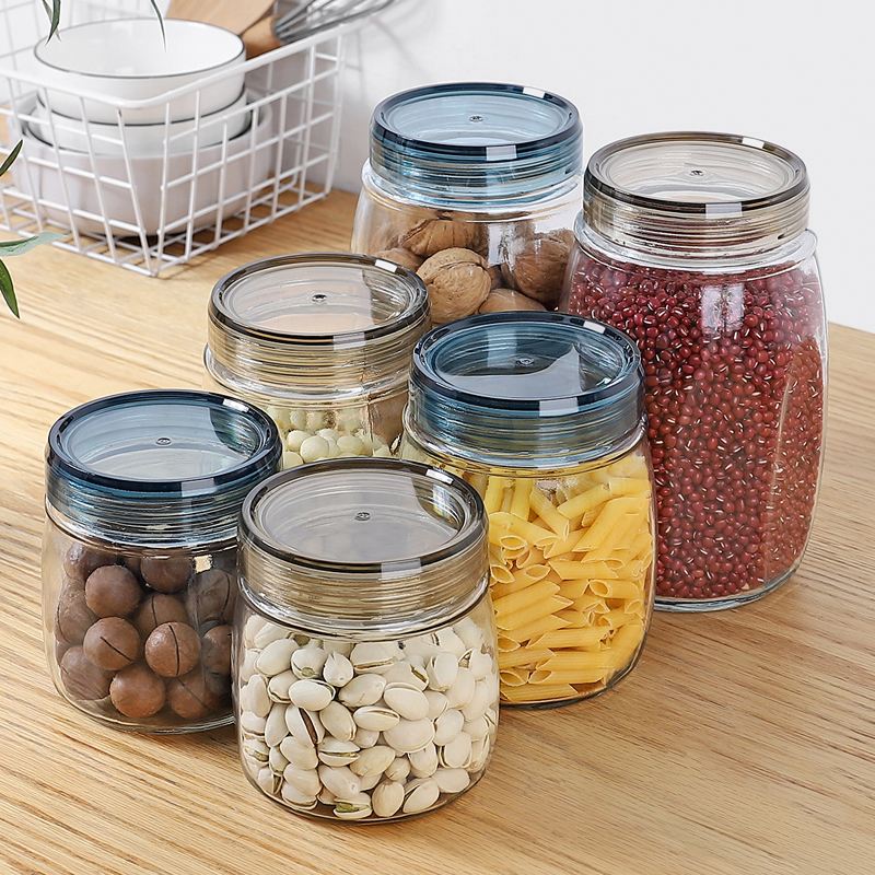 厨房储物柜中的密封罐