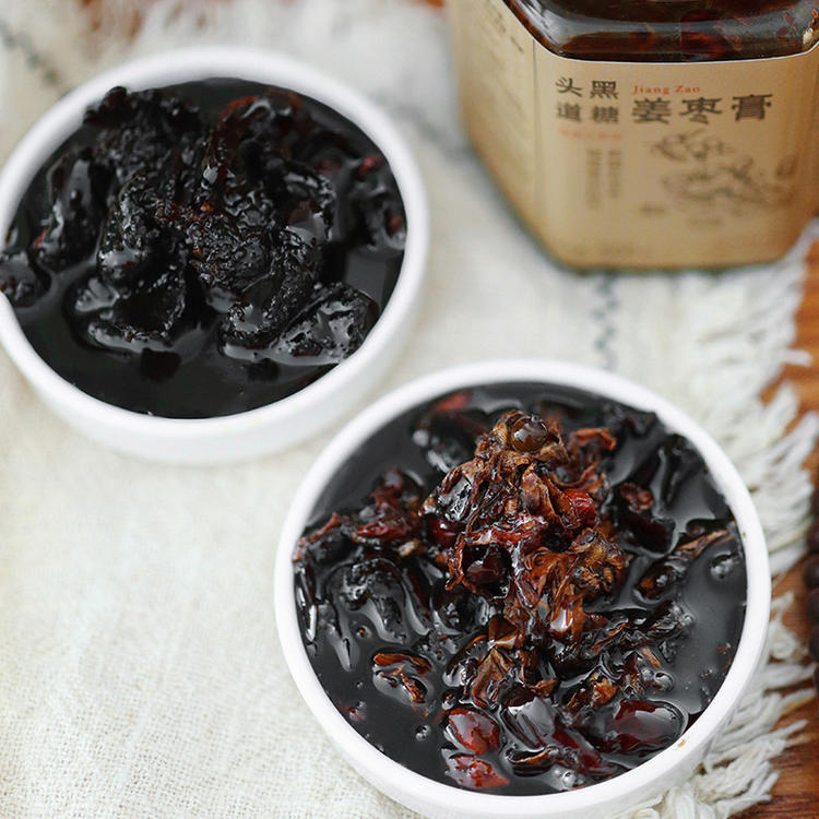 展示一瓶手工熬制的怀姜糖膏,背景为子姜原料 怀姜糖膏成品展示