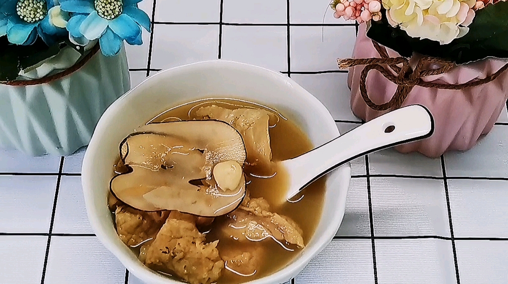 干鹿茸菇海带排骨汤成品图