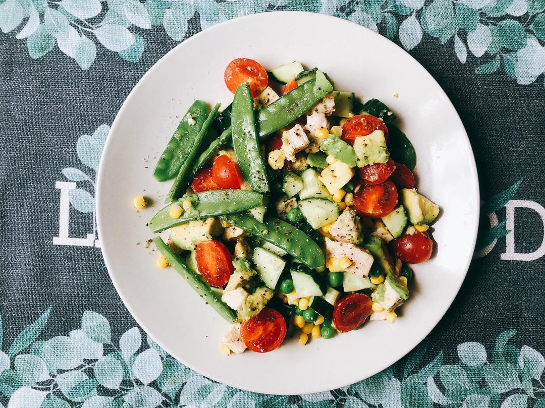 营养餐盘中搭配糯玉米、鸡胸肉和蔬菜沙拉