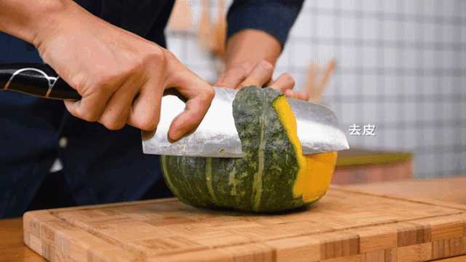 清洗贝贝南瓜并用刀切开去籽