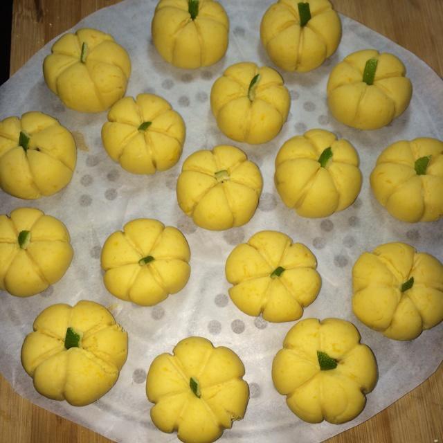 高清特写:竹制蒸笼中12个金橙色蜂蜜南瓜馒头整齐排列,表面光滑无褶皱,散发柔和光泽;特写镜头聚焦单个馒头顶部,可见细微气孔均匀分布,无塌陷或水渍,体现'焖5分钟'工艺效果 蜂蜜南瓜馒头蒸制完成特写