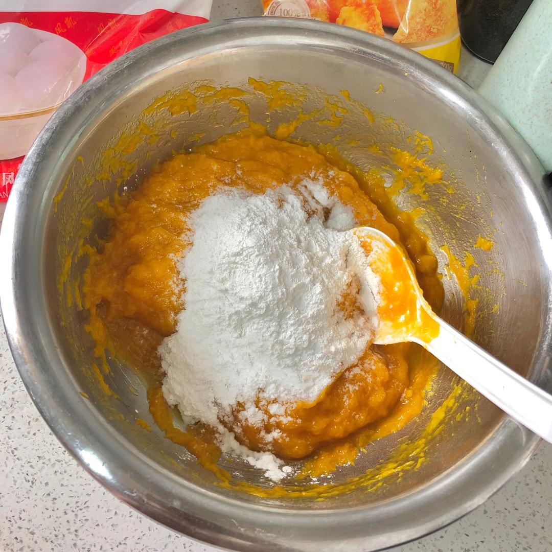 厨房中制作南瓜圆子的过程