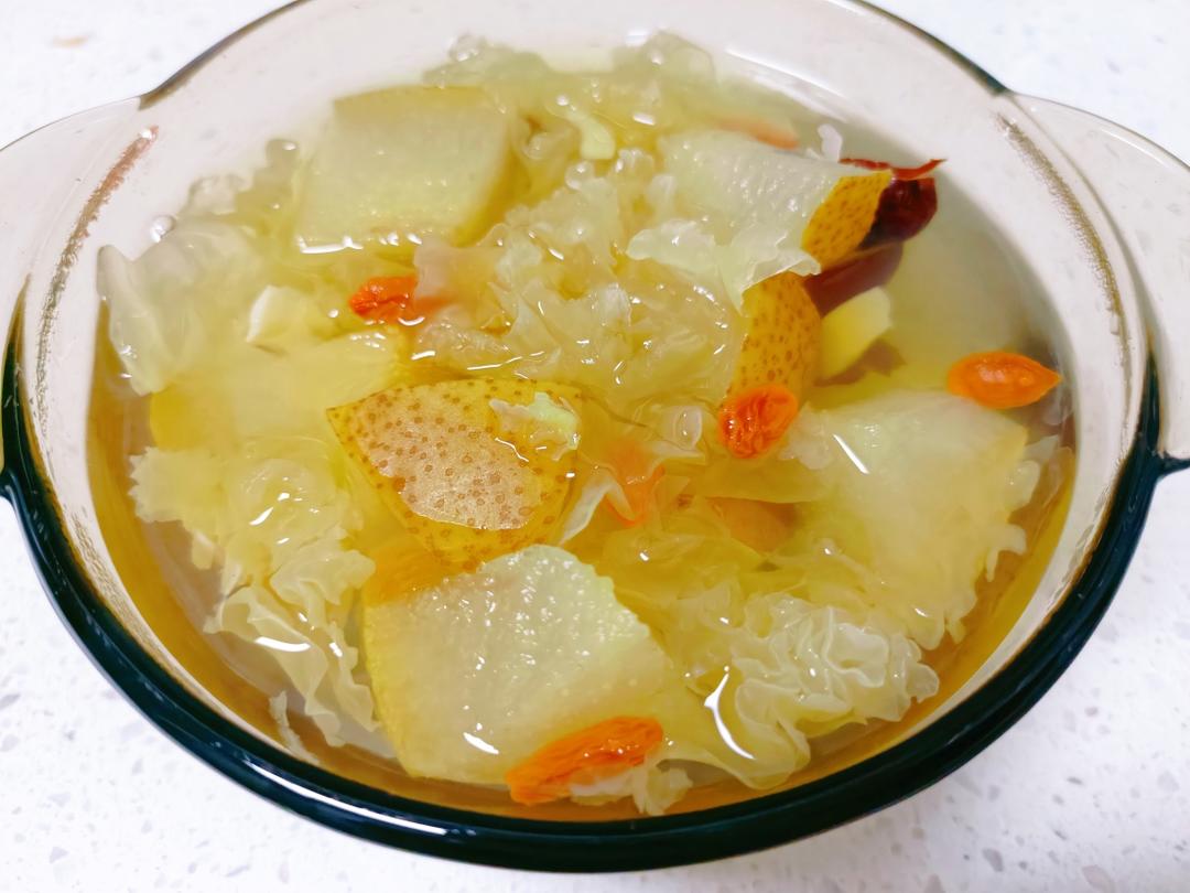 炖煮中的丑耳甜品特写