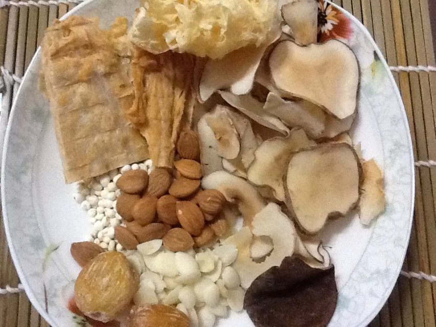 护肾膳食黄金搭配实景图:蒸荔浦芋头块(突出紫心纹理)、焯水菠菜(深绿鲜亮)、清蒸鲈鱼(雪白鱼肉),三色分区摆放于青瓷餐盘,背景为木质餐桌,体现科学配伍理念 中式养生餐盘构图:左侧为切块蒸荔浦芋头(紫白分明),右侧配焯水菠菜与清蒸鲈鱼,整体色彩清新,体现护肾膳食黄金搭配