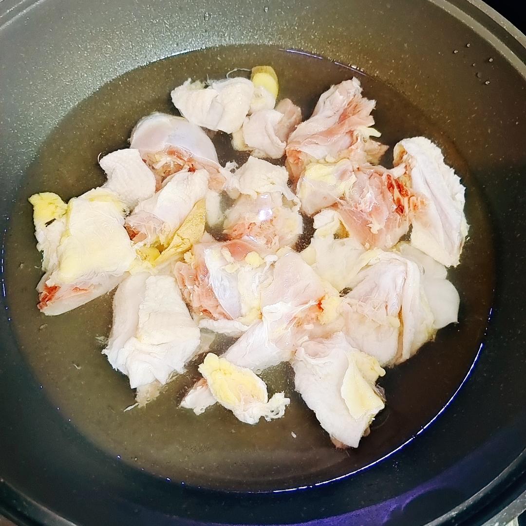 鸡肉焯水过程