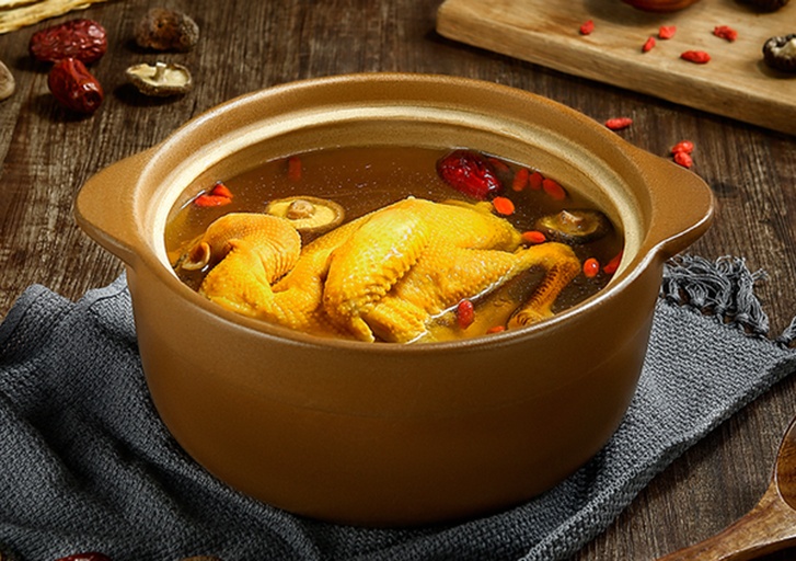 蒸锅中升起袅袅蒸汽，红枣桂圆蒸鸡即将完成