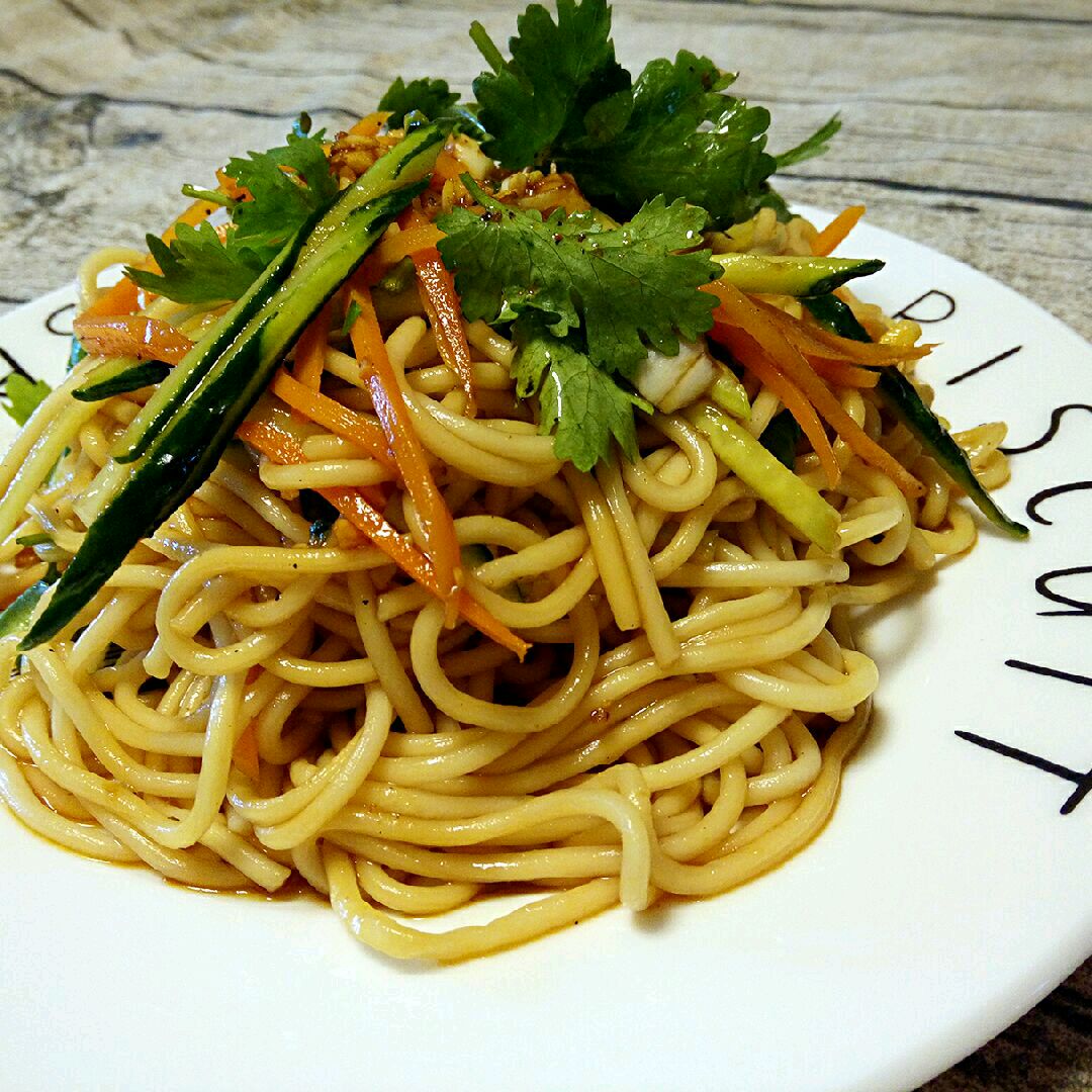 一盘热腾腾的姜醋面片儿,色泽金黄,汤汁浓郁,面片劲道,搭配姜丝与香醋香气扑鼻 姜醋面片儿成品图