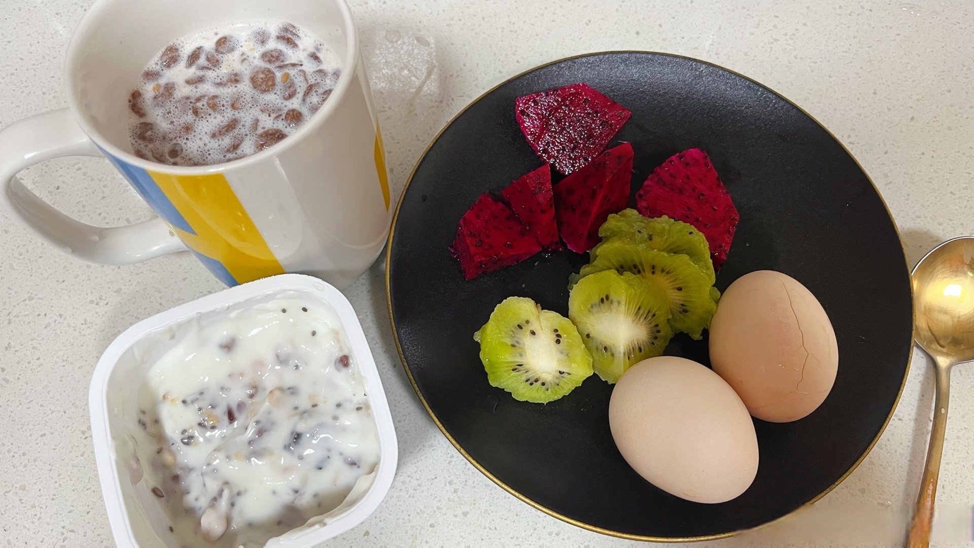 水煮鸡蛋搭配早餐图