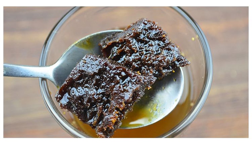 现煮黑糖姜茶特写,使用云南小黄姜切片与广西古法黑糖熬制,汤色澄澈琥珀,可见悬浮的姜茸微粒,温度计显示78℃,陶碗边缘放置新鲜小黄姜切片作为原料参照 黑糖姜茶成品图:陶碗中盛放琥珀色茶汤,表面浮有细小姜茸颗粒,碗沿搁置一片新鲜小黄姜片