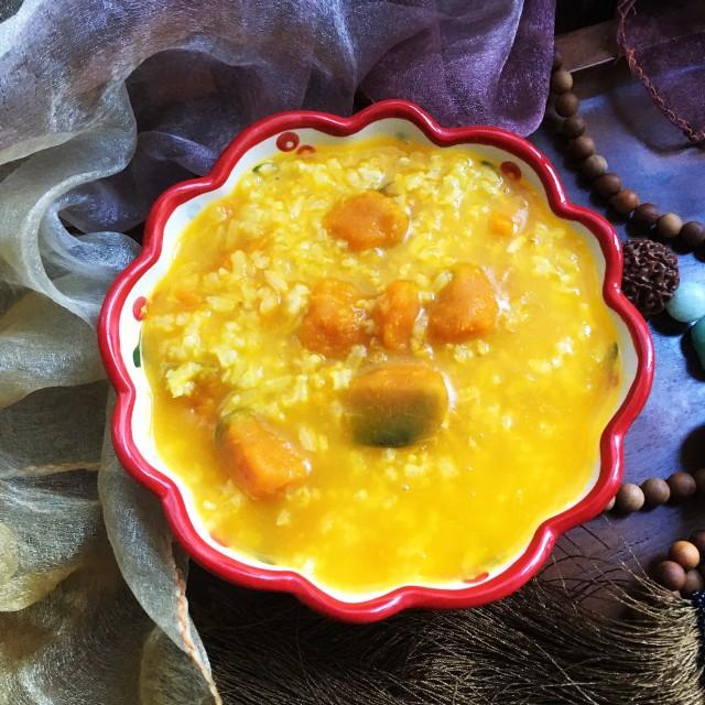 一碗热气腾腾的南瓜粥与一份冷藏的熟南瓜块